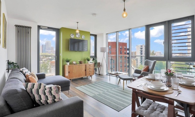 Limehouse Apartment | Stylish Canal-Side 2BedRoom with Balcony - 5min to Canary Wharf