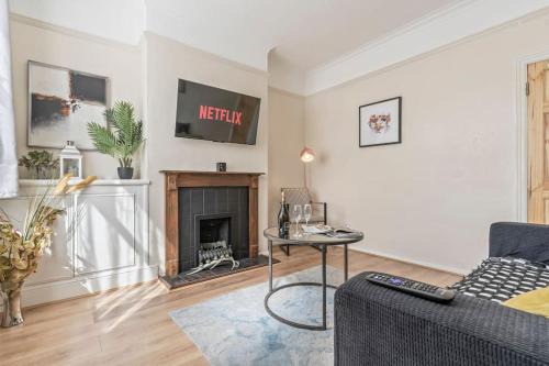 Welford Apartment | Stylish & Central - Bed House - Parking & Garden
