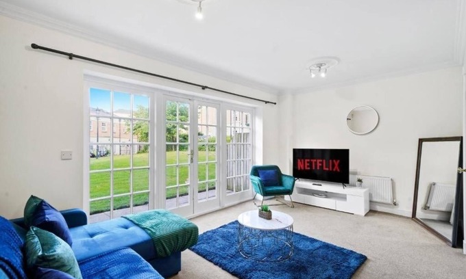 York House | Stylish Central York House Sleeps 10 - Parking