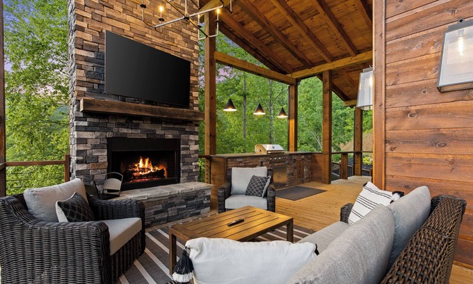 Raccoon Ridge Cabin | Stylish Charm, Comfort, Epic Views, HotTub, Games