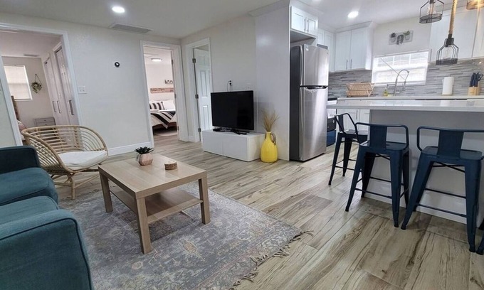 East Tampa House | Stylish Chic King Bed Ybor DT