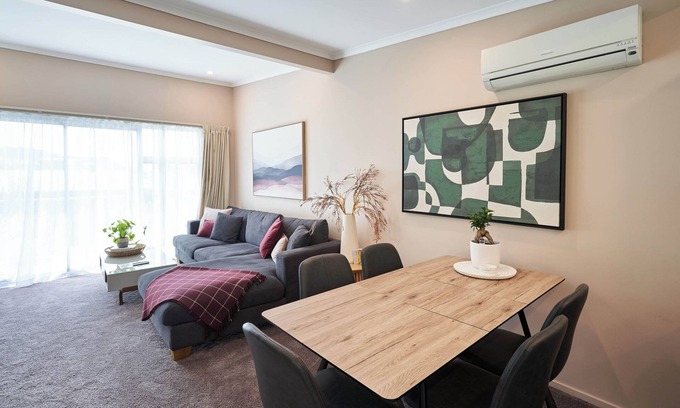 Dunedin City Centre Apartment | Stylish City Pad – Luxe, Comfy, Central