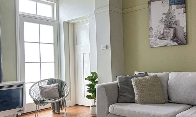 North Wollongong Apartment | Stylish coastal apartment w/2 car park, close to beach, parks, cafes, free bus.