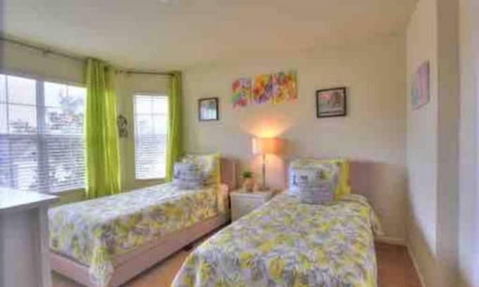 Trafalgar Village House | Stylish & Comfy ~ Mins to Disney ~ Pool ~ Hot Tub!