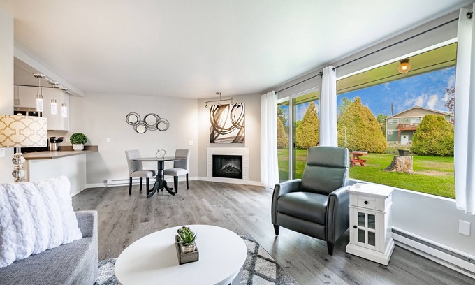 Birch Bay Condo | Stylish Condo with Beautiful Hot Tub - 103