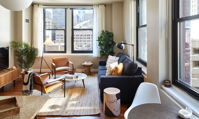 Downtown Chicago Apartment | Stylish Corner 2 Bedroom in the Heart of Chicago | Roof Deck