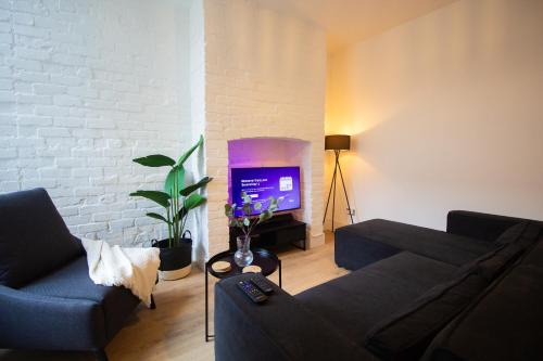 Manchester House | Stylish Cosy 4-Bed Home, Sleeps Up To 10 With Large Sofa Bed, Near Manchester Royal Infirmary & Universities, Free Parking & Ultra-Fast WiFi