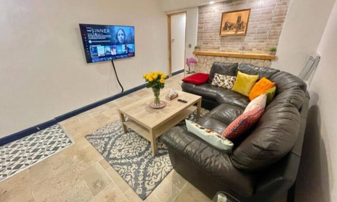 Gloucester House | Stylish Cottage for Long stays Gloucester city centre