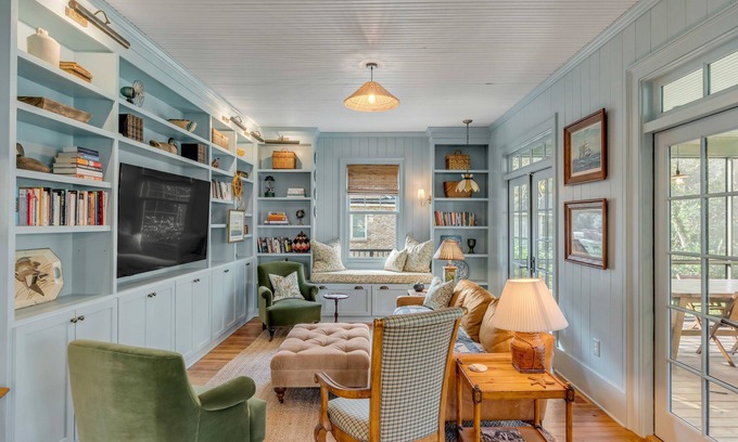 Charleston House | Stylish Cottage w/Gourmet Kitchen, Screened Patio & Gameroom — 7 mins from dt!