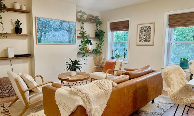 Forest Hill Apartment | Stylish & Cozy Apartment near EWR w/King bed and Central AC