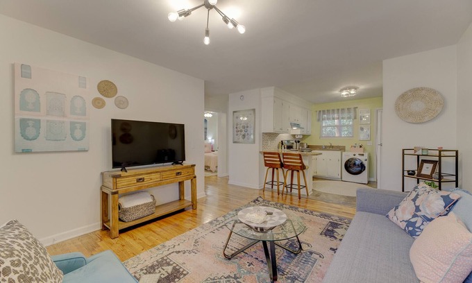 Old Shandon Apartment | Stylish & Cozy Apartment ?Close to Everything!