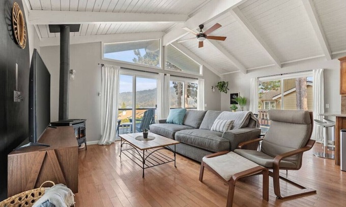 Sudden Valley House | Stylish, cozy & bright home w/Lake views & Wi-Fi!