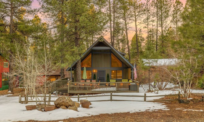 Munds Park Cabin | Stylish & Cozy Cabin Retreat in Munds Park!