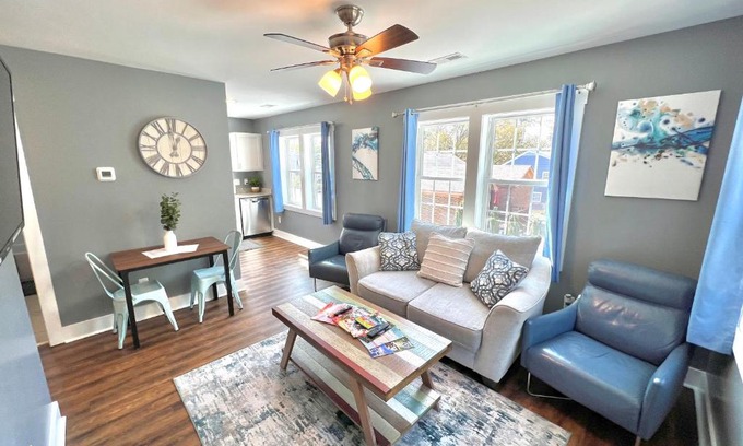 Wilmington House | Stylish Cozy Tree House Pet Friendly!