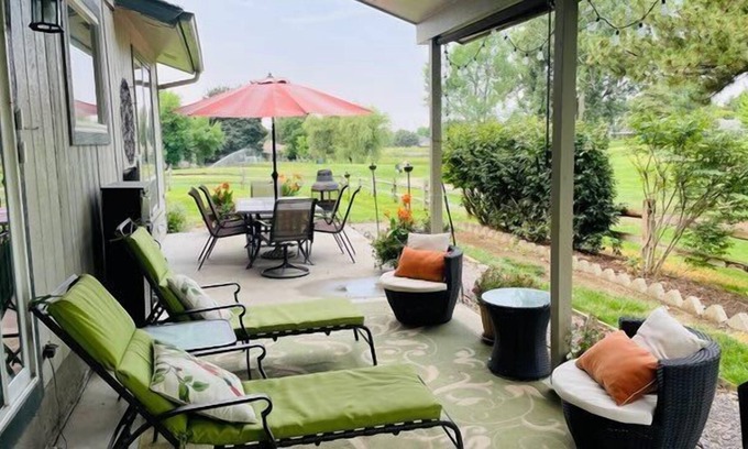 Eagle House | Stylish dog-friendly townhouse with firepit, great golfer's getaway