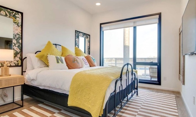 Edgehill Condo | Stylish downtown condo w/pool & parking