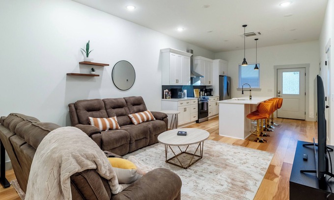 Northside House | Stylish Downtown Getaway – Walk to Everything!