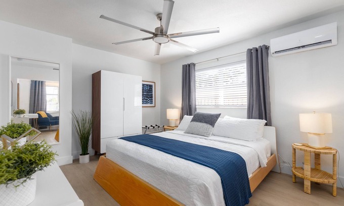 Coral Ridge Apartment | Stylish East Lauderdale Efficiency. 1 Mile to Beach! Comfy King Bed, Beach Gear
