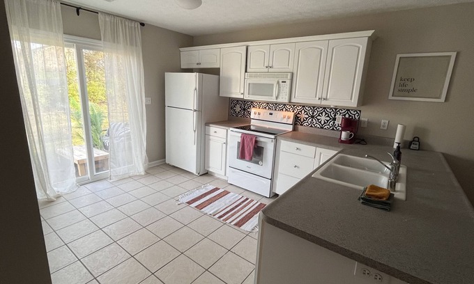 Elizabethtown House | Stylish Elizabethtown Townhome