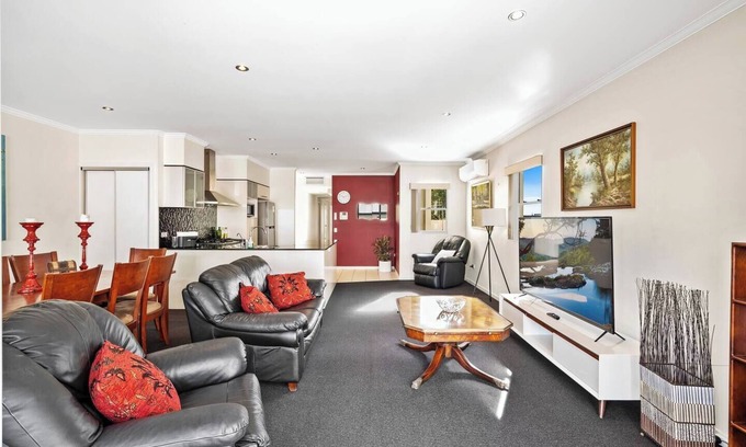 Spring Hill Apartment | Stylish Escape | Free Parking for 2 | Walk to CBD