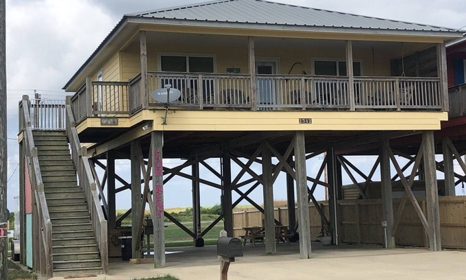 Holly Beach House | Stylish family friendly house close to the beach. Pet friendly!