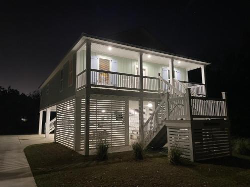 Pass Christian House | Stylish Family Stay 3BR3BA Balcony BBQ