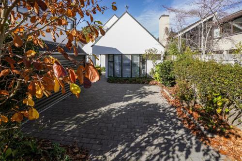 Fendalton House | Stylish Fendalton Townhouse - Prime Location