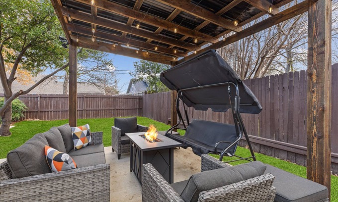 Las Colinas House | Stylish & Fun Renovated House Sleeps 16