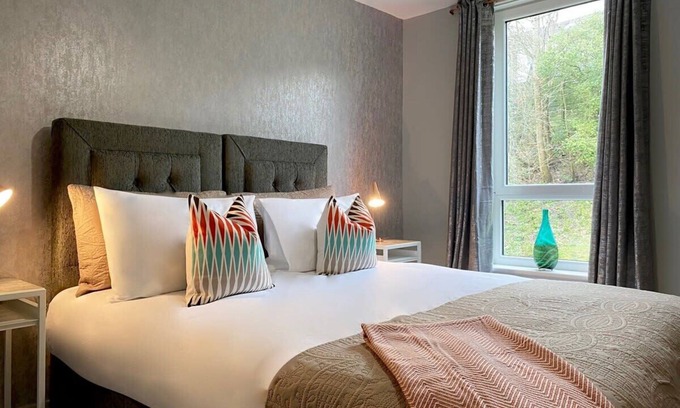 North West Apartment | Stylish Glasgow Apartment with Parking
