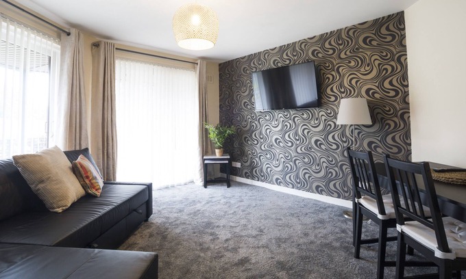Tollcross Apartment | Stylish ground floor one bedroom self catering apartment close to Emirates Arena