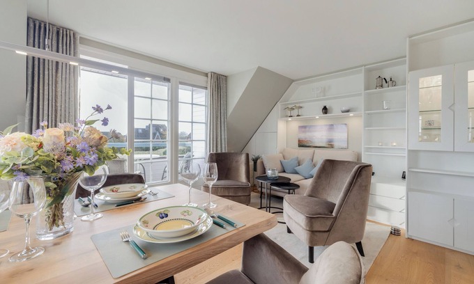 Munkmarsch Apartment | Stylish Holiday Apartment "Waterkant" in Munkmarsch with Side View of the Wadden