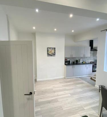 Bootle House | Stylish Home - Close to City Centre, Anfield Stadium - Free Parking