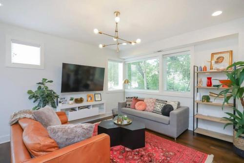 Historic Waverly House | Stylish Home for 12 8th Ave South 6 Beds