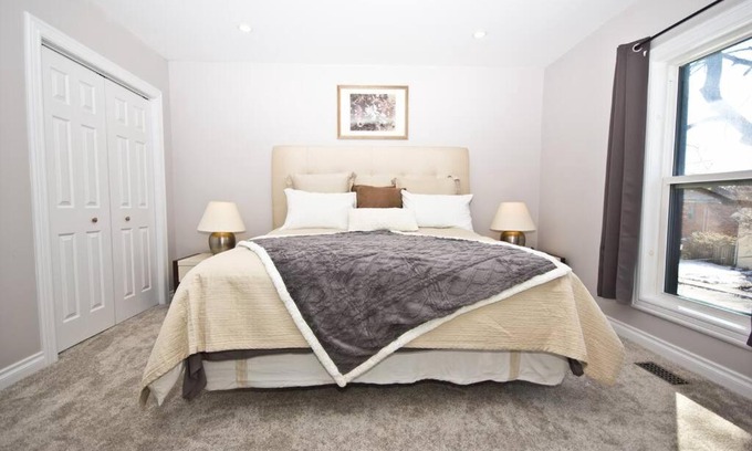 Peterborough House | Stylish Home For A Perfect Stay for 4!