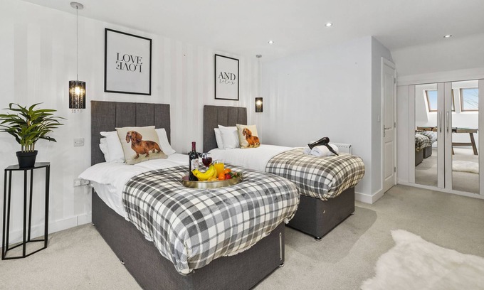 Milton Keynes House | Stylish House with Pool Table, Fast Wifi, Smart TVs w/ Netflix by Yoko Property