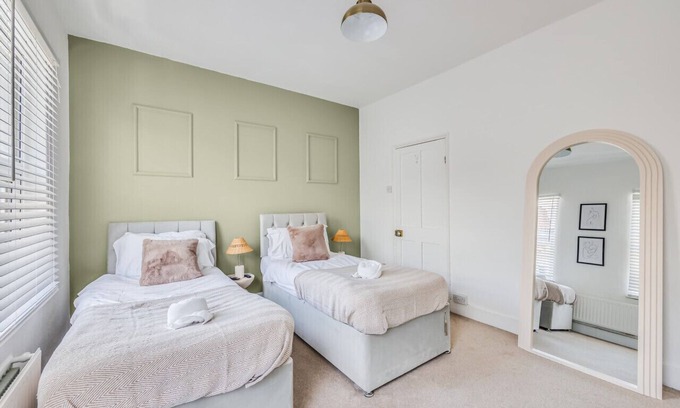 Northampton House | Stylish House with Pool Table, Free Parking, Fast WiFi and Smart TVs by Yoko Property