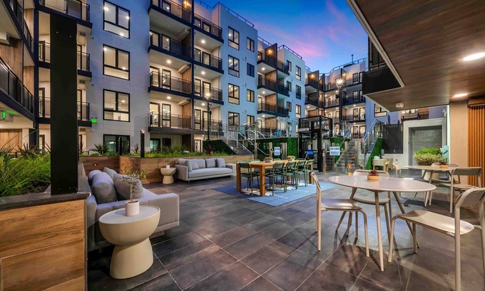 Verdugo Woodlands Apartment | Stylish K-Town Luxury: 2Qbeds, Golf, Pool
