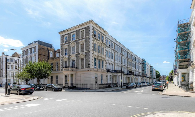 West Kensington Apartment | Stylish Kensington Flat with Sofa Bed!