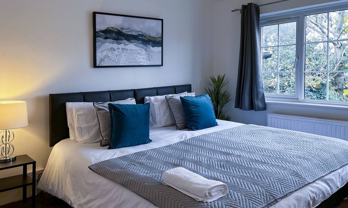 Feltham North House | Stylish King room close to Heathrow airport