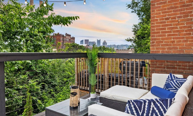 North Shore Apartment | Stylish King Suite w Deck & City Views