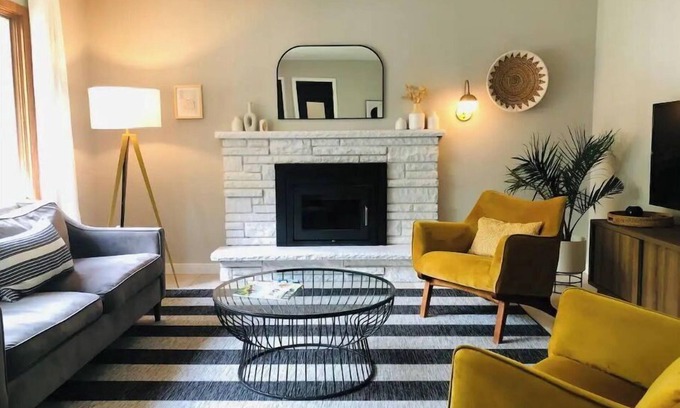 Fulton Apartment | Stylish Lake Harriet home with backyard retreat