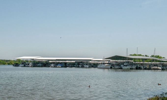 Hendersonville Condo | Stylish Lakefront Condo w/a Pool!