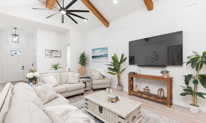 La Joya House | Stylish Lakefront Home in La Joya with Deck Views