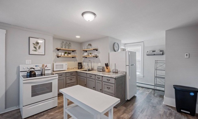 Manchester Apartment | Stylish & Large Top Floor w/Private Front Porch