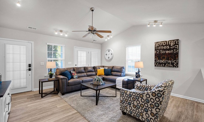 Northeast Raleigh House | Stylish Luxe One-Level Twnh Steps from Neuse Trail