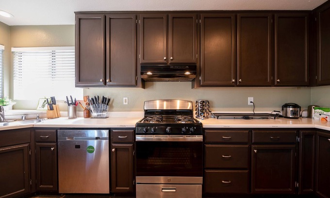 Columbia House | STYLISH + MODERN 4BD HOME | FOOZ | ARCADE | POOL