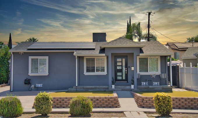 Panorama City House | Stylish Modern Retreat: King Bed, Firepit, Chef's Kitchen, Near Universal