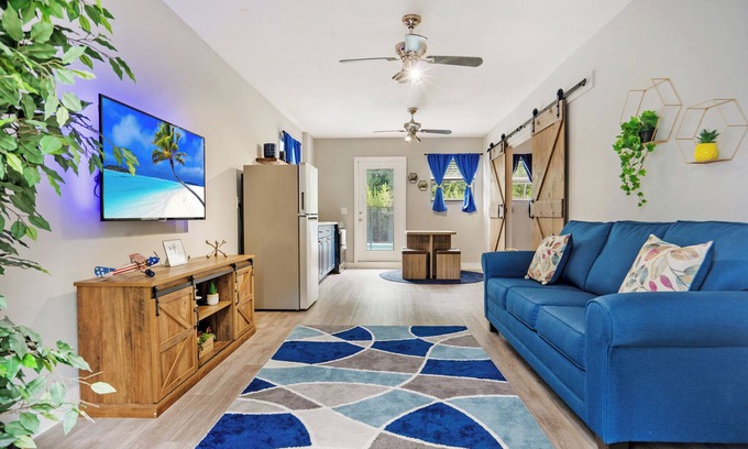 North Miami House | Stylish North Miami Guesthouse with King Bed, Parking, WIFI