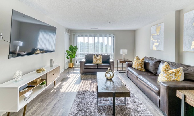 Landmark Apartment | Stylish Pet-Friendly 2-Bedroom Apartment W/pool