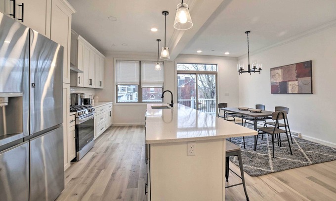Central Northside House | Stylish Pittsburgh Townhouse w/City Views!